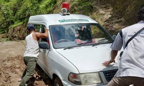 Mobil Terjebak Longsor di Boyolali, Vaksinator Jalan Kaki Temui Warga