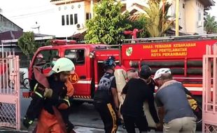 Aksi Heroik Tim Gowes Brimob Selamatkan Kakek Stroke dari Kebakaran