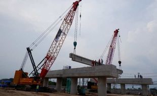 Instalasi Balok Jembatan Perdana Tol Jogja-Solo Berlangsung Sukses