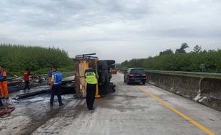 Pecah Ban, Truk Pengangkut Tiner Terbakar di Tol Madiun-Kertosono