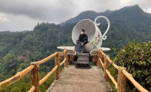 Ayo! Ngopi, Makan Durian, Sambil Nikmati Gunung Wilis dari Watu Rumpak