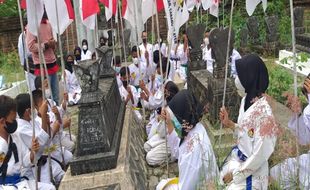 Hari Pahlawan, Anak Karate Ziarah ke TPU Brumbung Klaten, Ini Fotonya