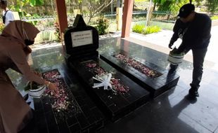 Ketua Umum PKR Ziarah ke Makam Gumpalan Tanah Slamet Riyadi di TMP Solo