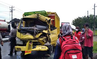 Seruduk Truk Tronton Parkir di Jalan Solo-Sragen, Bodi Truk Ini Ringsek