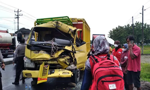 Seruduk Truk Tronton Parkir di Jalan Solo-Sragen, Bodi Truk Ini Ringsek