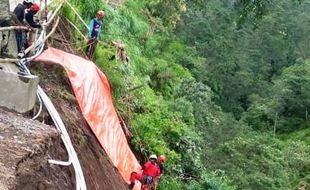 Tutup Tebing Longsor, Warga Tegalmulyo Dibantu SAR Klaten