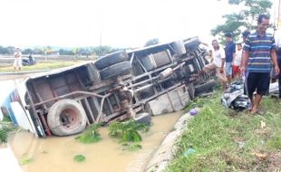 Innalillahi! Bus Rombongan Warga Toroh Grobogan Nyemplung ke Sungai