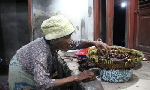 Selalu Gembira, Resep Mbah Gandung Tetap Sehat di Usia Senja