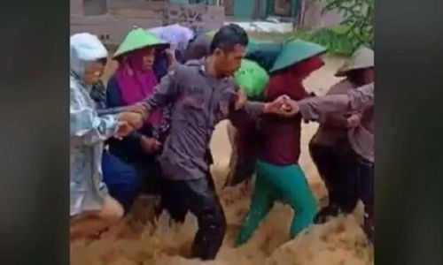 Viral! Polisi Terjang Banjir Demi Evakuasi Ibu-ibu di Sumenep Madura