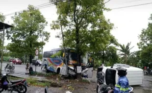 Bus Sugeng Rahayu Seruduk Gran Max Hingga Terguling di Sragen