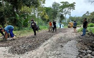 Iuran, Warga Sidorejo Klaten Swadaya Perbaiki Jalur Evakuasi Merapi