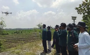 Atasi Hama, Dinas Pertanian Grobogan Kenalkan Drone Penyemprot