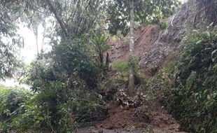 Tertimbun Tanah Longsor, Akses Jalan Penghubung di Cianjur Terputus