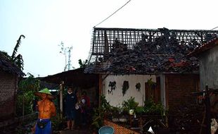 Angin Puting Beliung Rusak Ratusan Rumah di Madiun