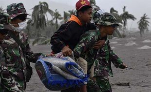 Erupsi Gunung Semeru, TNI Polri Bantu Warga Evakuasi Barang dan Ternak