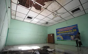 Atap Sekolah Ambrol, Begini Kondisi SDN Joyontakan No.59 Solo