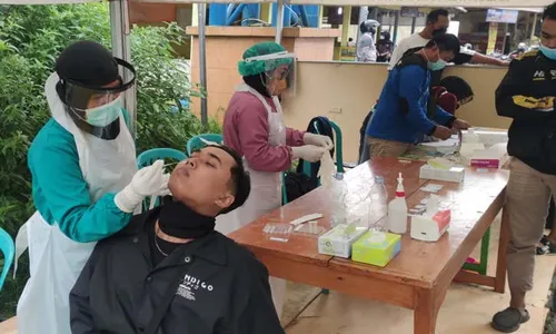 Tim Gabungan Karanganyar Lakukan Tes Antigen Acak di Cemara Kandang