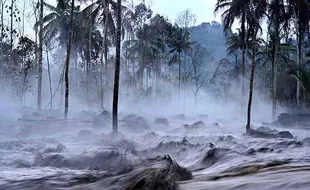 Banjir Lahar Hujan Gunung Semeru Terjang Permukiman Warga