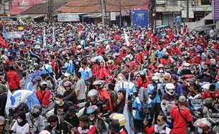 Buruh di Tangerang Unjuk Rasa Tuntut Kenaikan UMK 10%, Ini Foto-Fotonya