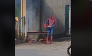 Viral! Bakul Sate Pakai Kostum Spider-Man, Begini Reaksi Netizen