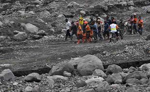 Pencarian & Evakuasi Korban Erupsi Gunung Semeru, Ini Foto-Fotonya