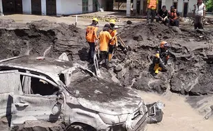 Hilux, Peraih Predikat Pikap Terbaik Dunia Takluk di Lereng Semeru