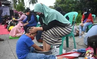 Foto-Foto Rayakan Hari Ibu, Ratusan Anak di Jakarta Mencuci Kaki Ibunya