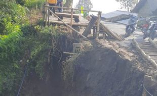 Motor Terseret Banjir Lahar & Jalan Tertutup Longsor di Kemalang Klaten