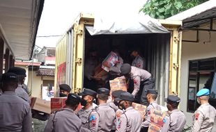 Polres Boyolali Salurkan Bantuan Logistik ke Korban Erupsi Semeru