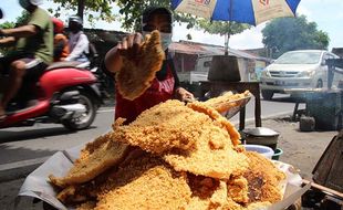 Renyahnya Intip Mbok Poer Bareng Klaten, Digoreng di Pinggir Jalan