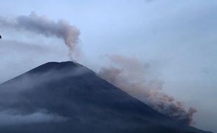 Jembatan Putus Diterjang Banjir Lahar Gunung Semeru, Ini Foto-Fotonya