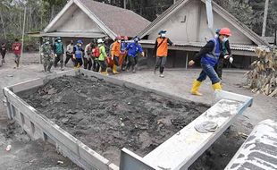 Foto-Foto Evakuasi Korban Meninggal Tertimbun Material Gunung Semeru