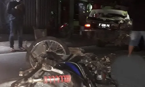 Sempat Diduga Curi Motor, Pengedara Revo Tabrak Sedan di Colomadu