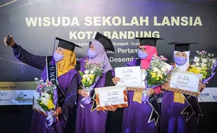 Keren! Foto-Foto 160 Lansia Diwisuda Sekolah Non Formal di Bandung