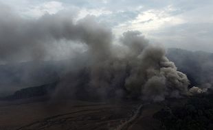 Larangan Beraktivitas dalam Radius 1 Km dari Puncak Gunung Semeru