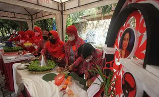 Sambut Hari Ibu, Kader PDIP Kota Solo Lomba Menghias Tumpeng