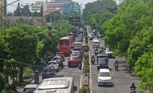 Dua Jalan Tak Bisa Dilalui, Jl Kolonel Sutarto Arah Kota Solo Macet