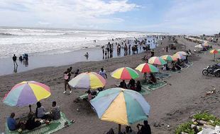 Ribuan Pengunjung Serbu Pantai Parangtritis Jogja, Ini Foto-Fotonya