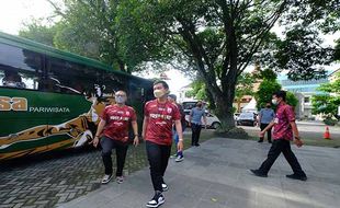 Dukung Persis Solo, Gibran Lepas Rombongan 4 Bus Suporter ke Bogor