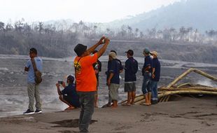 Pengunjung Lokasi Bencana Erupsi Gunung Semeru