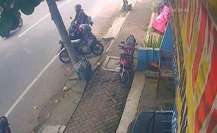 2 Aksi Pencurian Helm di Karanganyar Terekam CCTV