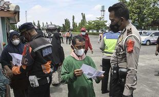 Razia Vaksin dan Pemeriksaaan Antigen Acak Penumpang Bus di Bekasi