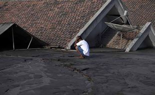 Foto-Foto Rumah Terendam Pasir Akibat Banjir Lahar Dingin Gunung Semeru