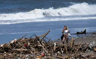 Tumpukan Sampah Terbawa Arus Laut Cemari Pantai di Bali