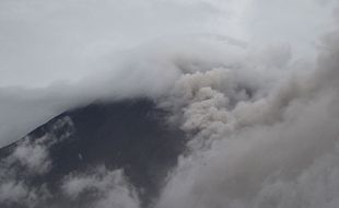 Gunung Semeru Kembali Luncurkan Awan Panas Sejauh 2,5 Km