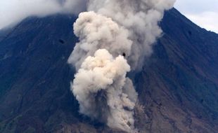 Gunung Semeru Erupsi Dua Kali, Lumajang Diguyur Hujan Abu Vulkanik