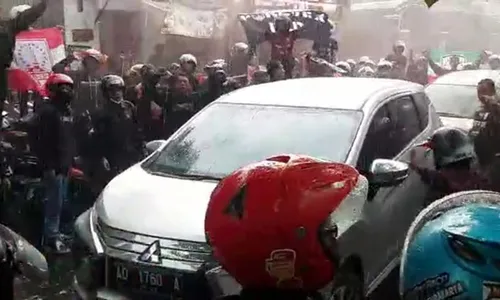 Ribuan Suporter Sambut Kedatangan Persis Solo, Jalanan Sampai Macet