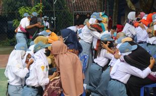 Peringatan Hari Ibu di SMKN Jenawi Karanganyar Berlangsung Emosional