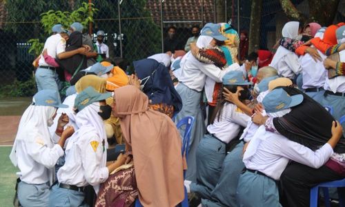 Peringatan Hari Ibu di SMKN Jenawi Karanganyar Berlangsung Emosional