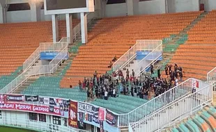 Bahagianya Suporter Persis Solo Bisa Nonton di Stadion Lagi